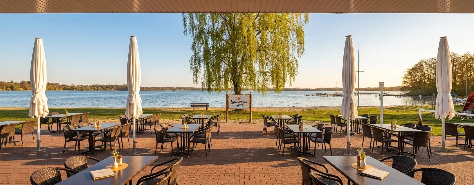 Außensitzplätze mit Seeblick am Strandbistro Bosau