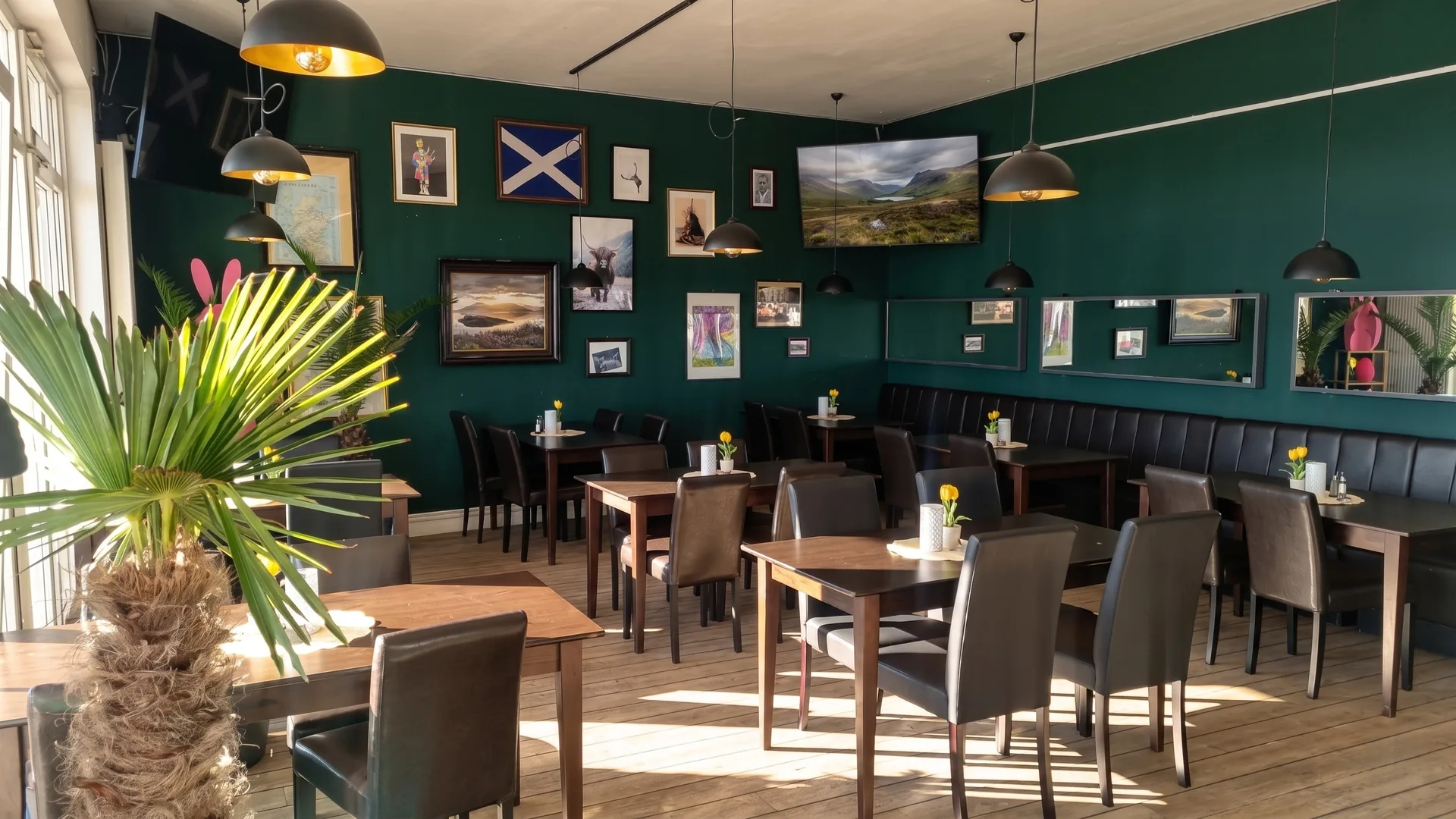 Gemütliche Innen-Sitzplätze im Bistro